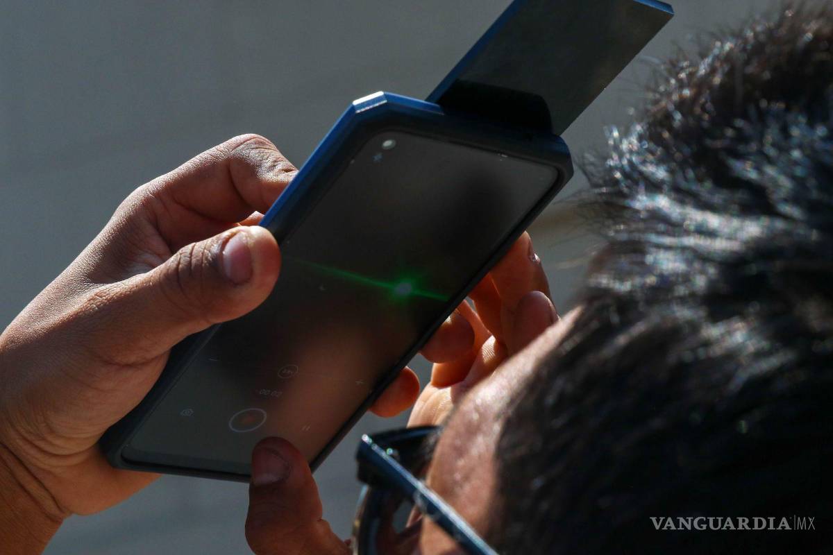 ¿Tomaste fotos del Eclipse con tu celular sin filtro? Así la cámara podría dañarse