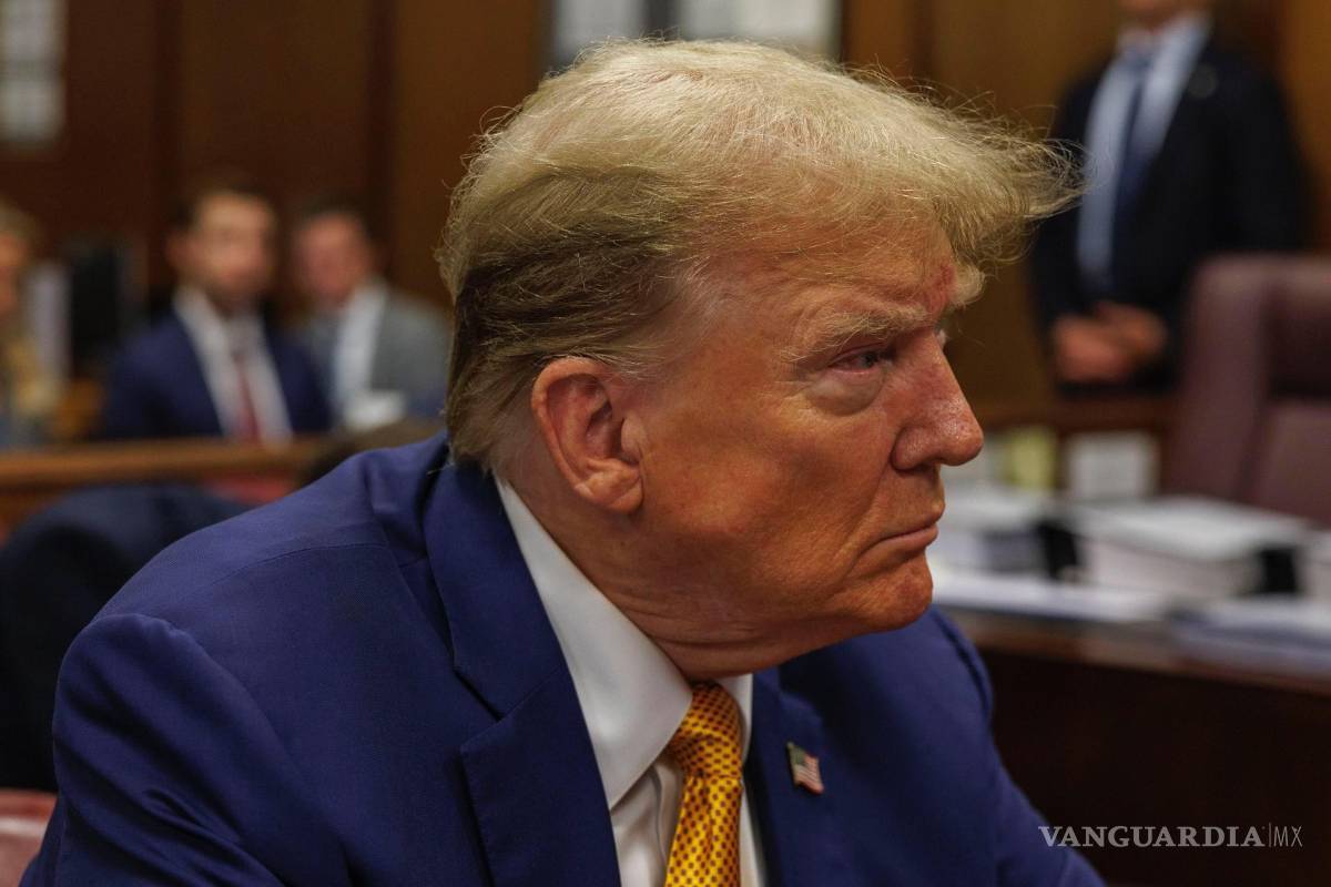 $!Donald Trump se sienta en la mesa del acusado antes del inicio del proceso del día en su juicio por dinero secreto en el Tribunal Penal de Manhattan en Nueva York.