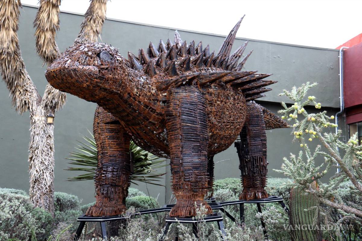 Armas decomisadas se convierten en dinosaurio que da bienvenida en el Museo del Desierto en Saltillo