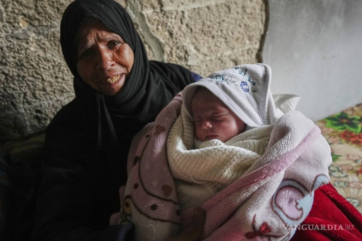 $!Ella Osama Abu Dagga, de 25 días, es sostenida por su tía abuela Suad Abu Dagga después de que la rescataran de los escombros en Khan Younis, Franja de Gaza.