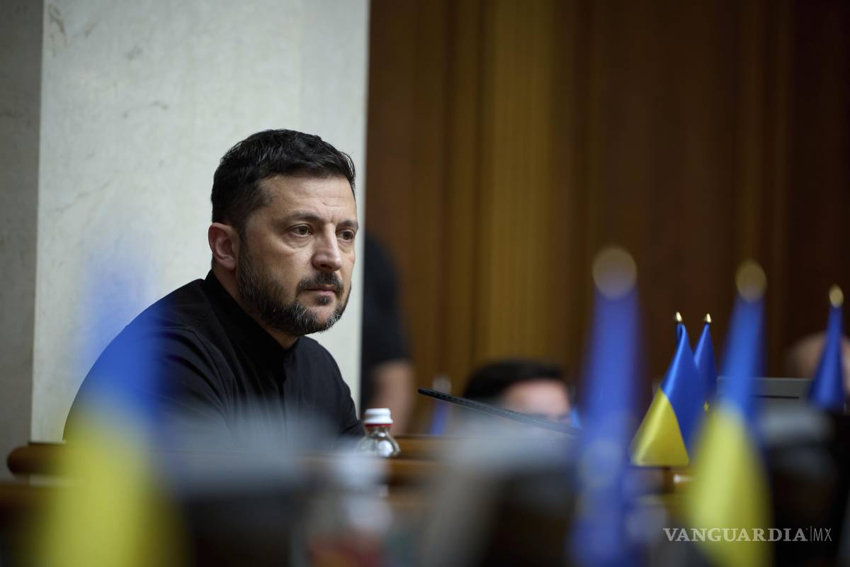 $!El presidente ucraniano Volodymyr Zelenskyy asiste a la sesión del Parlamento en Kiev, Ucrania.