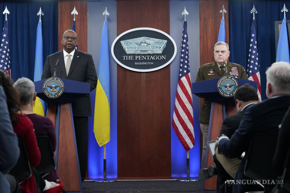 $!El secretario de Defensa, Lloyd Austin (i) en una conferencia de prensa con el presidente del Estado Mayor Conjunto, el general Mark Milley(d), en el Pentágono.