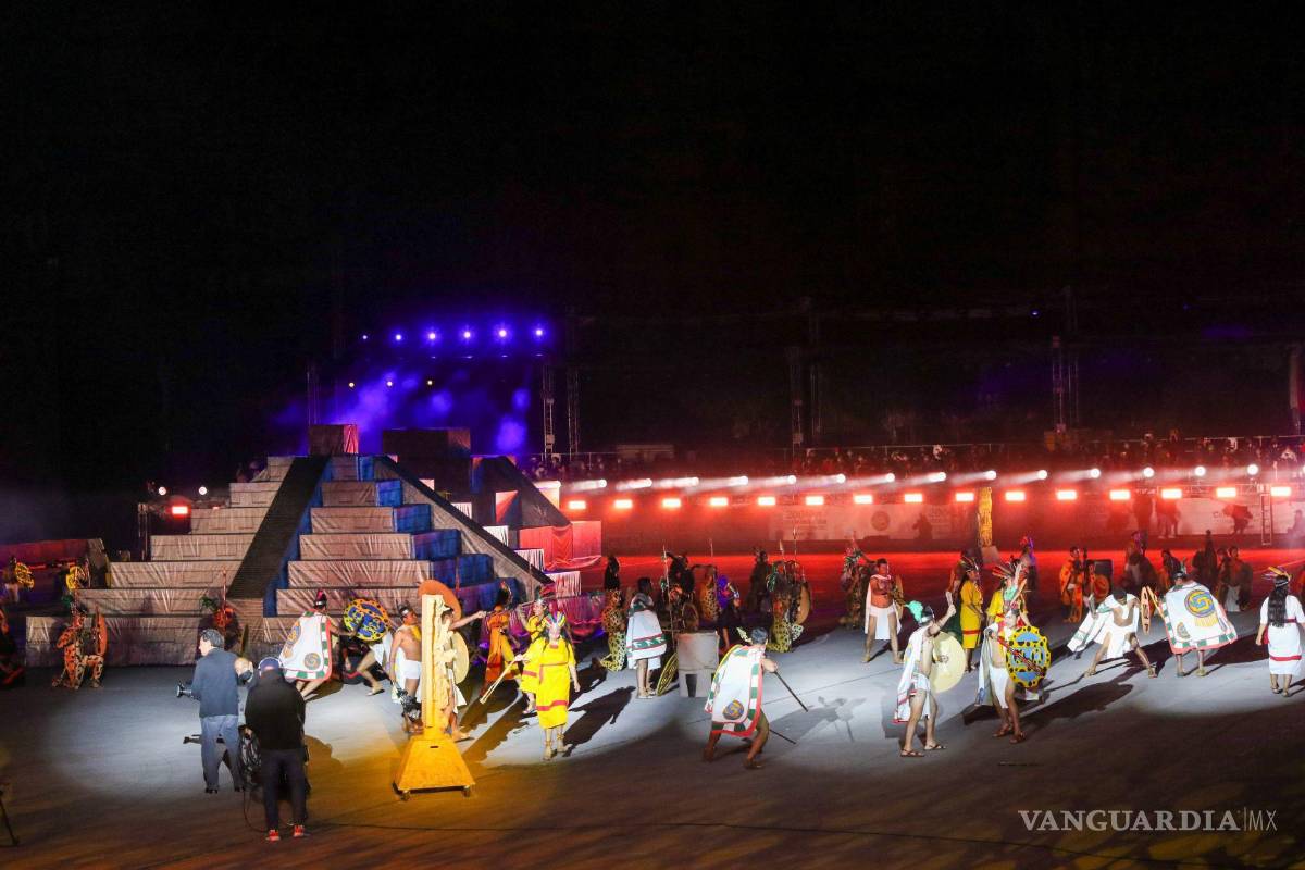 $!Con un espectáculo multidisciplinario que incluyo actuación, luces, sonido, juegos pirotécnicos y baile se realizó en el Zócalo, La Grandeza de México, como parte de los festejos de los 200 años de la Independencia de México. Cuartoscuro/Moisés Pablo