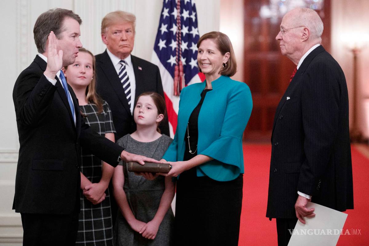 $!Brett Kavanaugh realiza juramento como juez de la Corte Suprema de EU