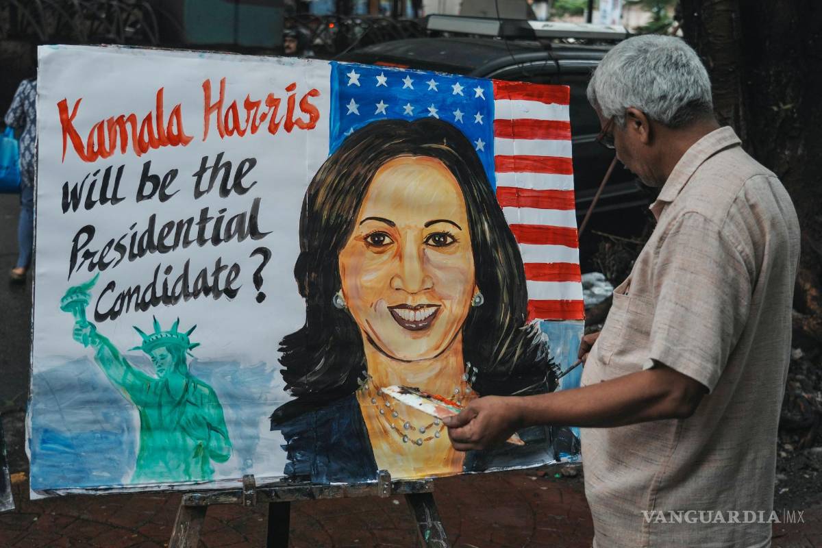 $!El profesor de arte indio Prithvi Raj Kambli, a la vicepresidenta Kamala Harris, en Mumbai, India.
