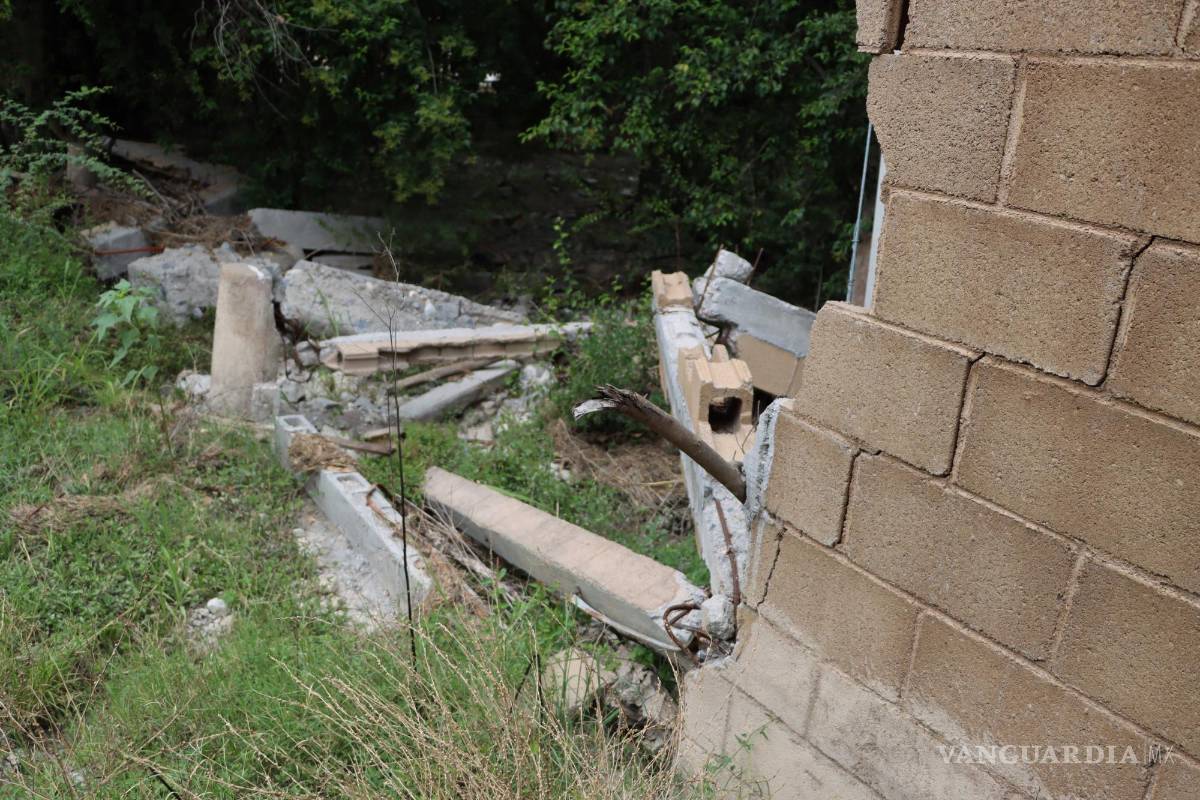 $!Algunas bardas que fueron derribadas hace años por aguaceros, permanecen como testigos de la fuerza de la naturaleza.