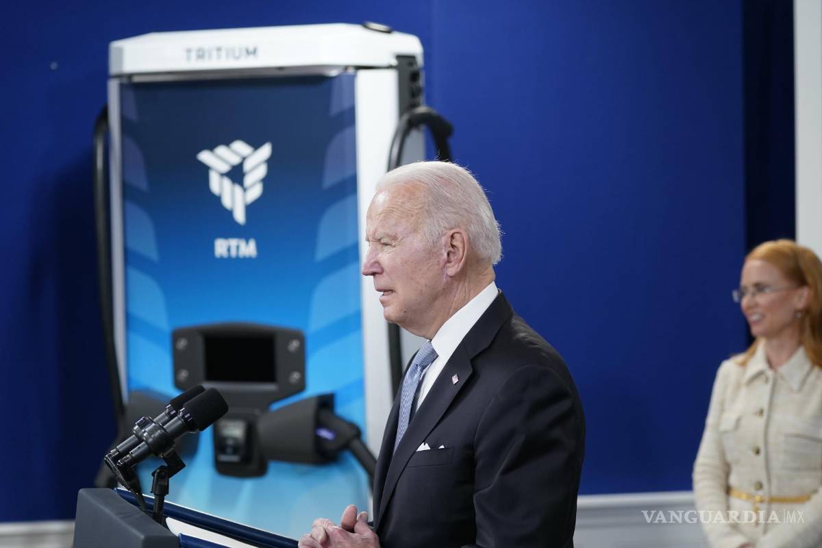 Inicia el plan de Biden para instalar 500 mil cargadores de autos eléctricos
