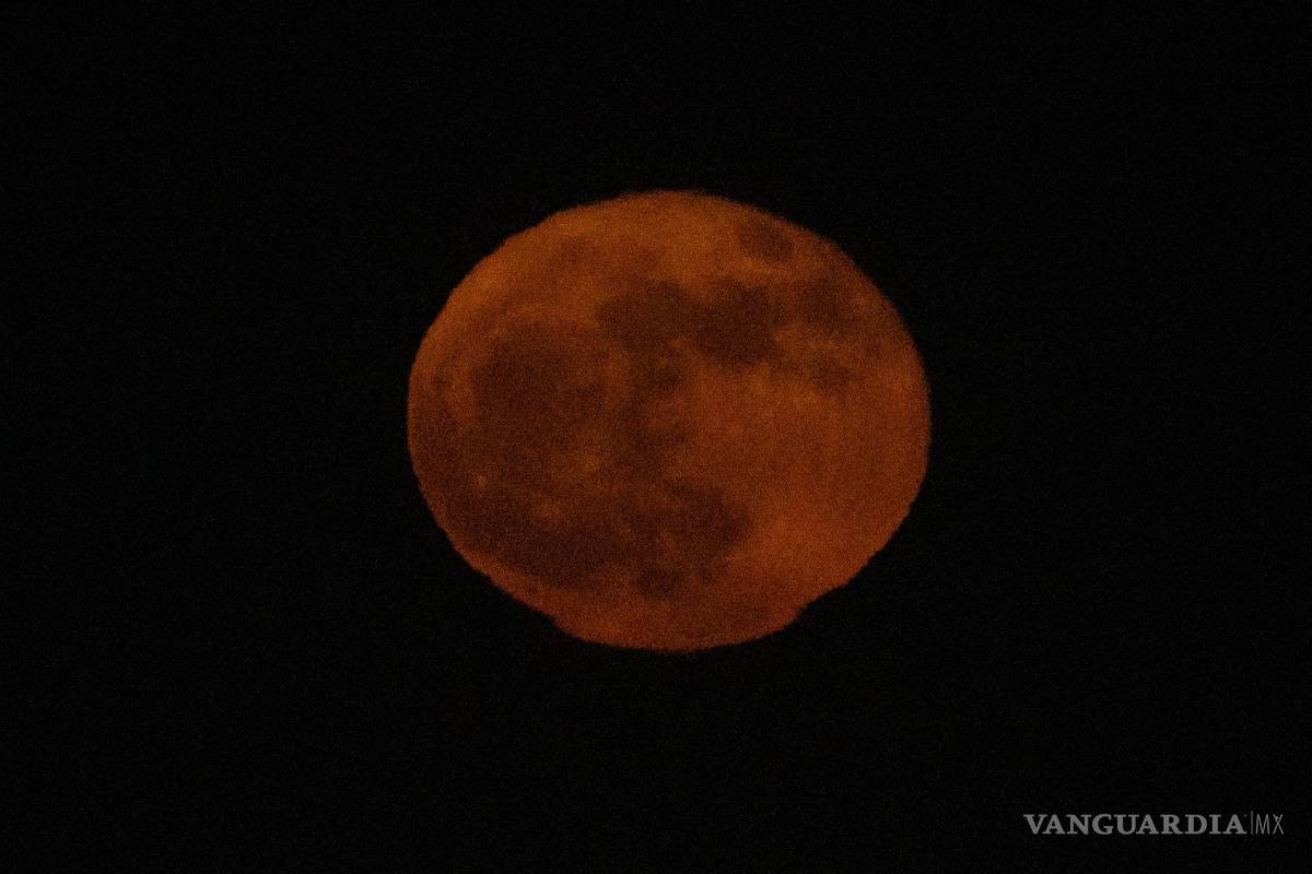$!Una superluna se eleva sobre el horizonte del centro de Los Ángeles, California. Durante el fenómeno conocido como la “Luna de Fresa”.
