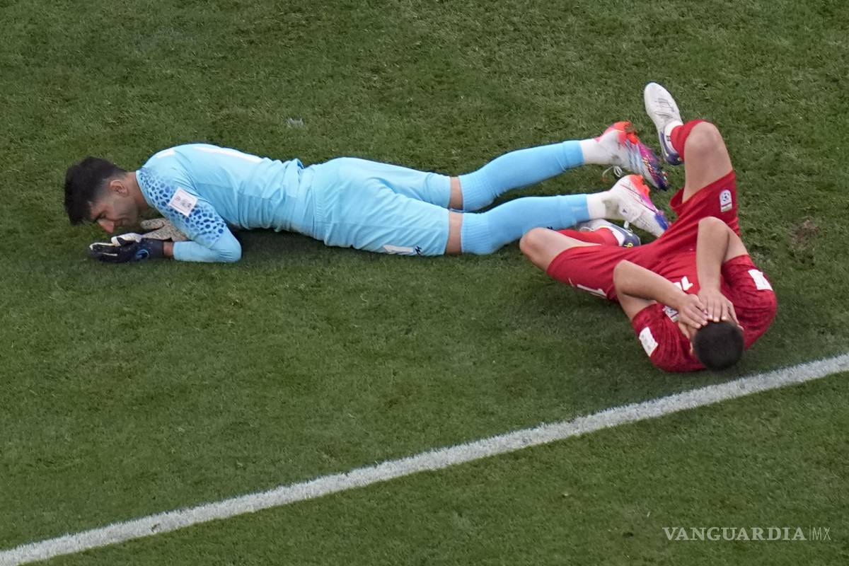 $!A pesar del golpe, el defensor logró recuperarse sin mayor problema. No así el arquero.