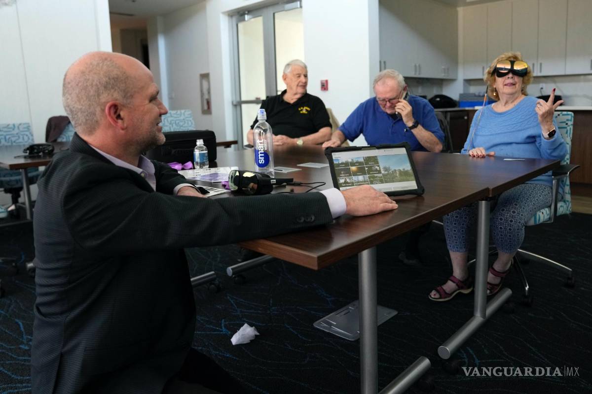 $!Tracy Hall, vicepresidenta de ventas de Mynd Immersive (i) observa cómo Karen Audet, de 82 años (d) reacciona mientras usa un casco de realidad virtual.