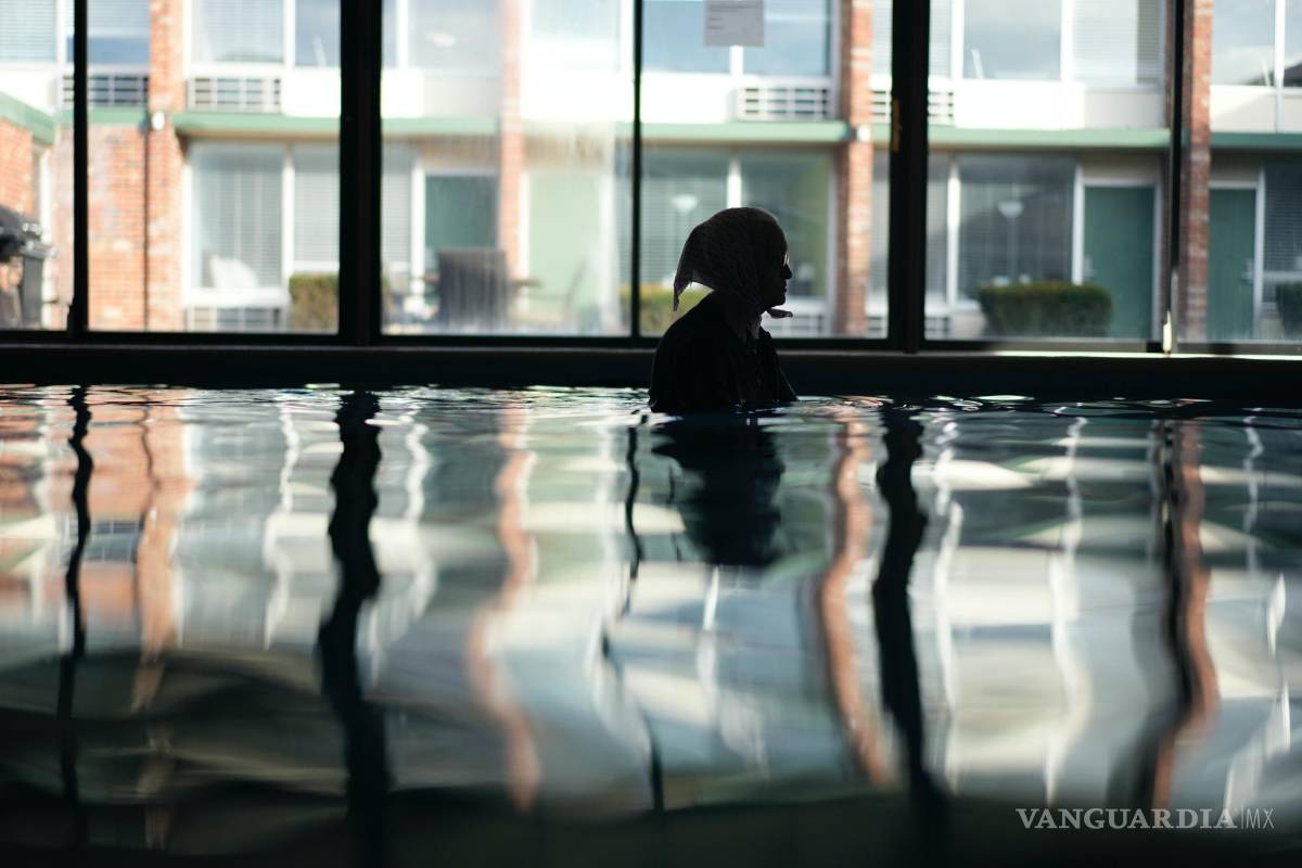 $!Una mujer amish oriunda de Ohio nada entre los generadores biosanadores del Tesla Wellness Hotel and MedBed Center en Butler, Pensilvania.