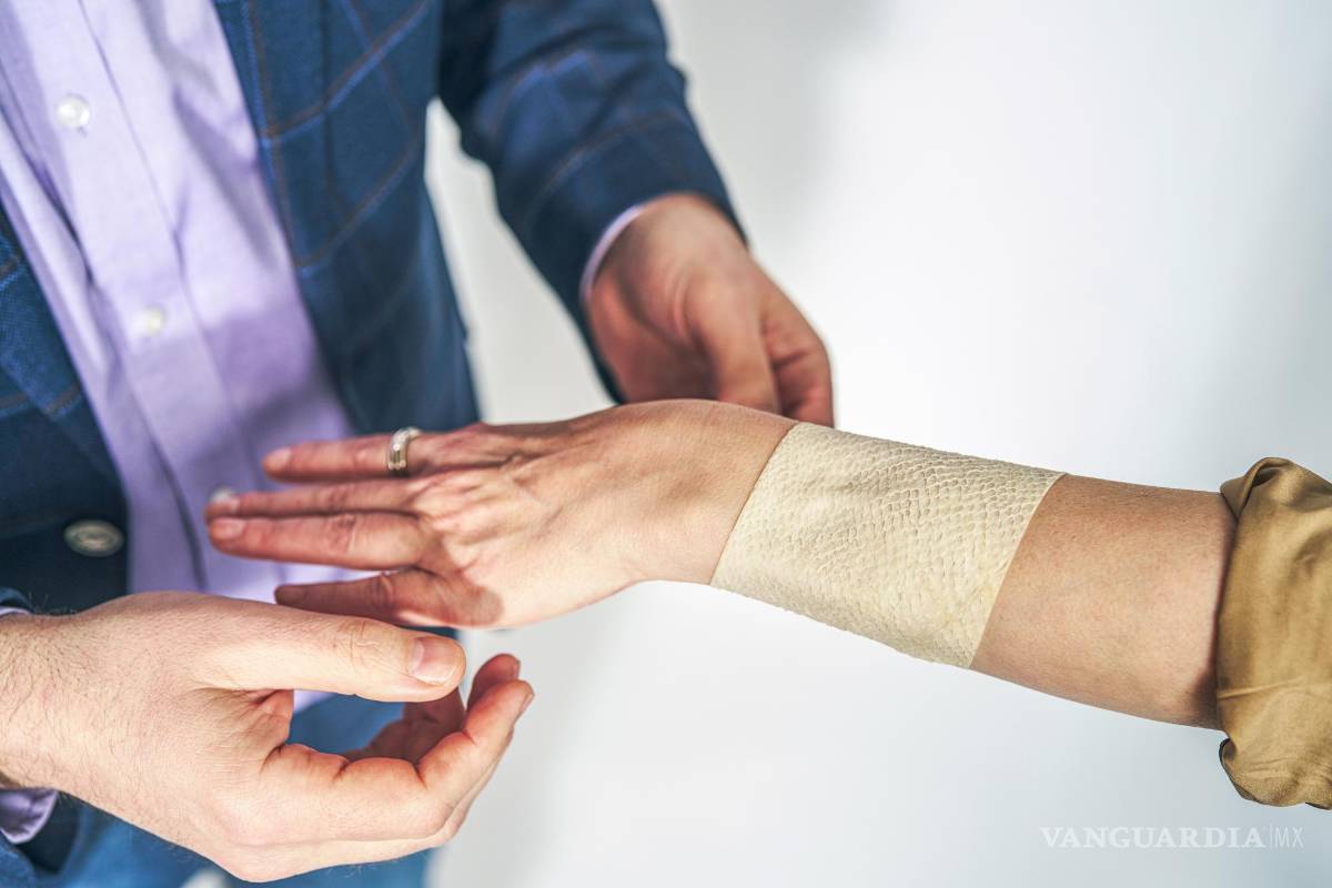 $!Fertram Sigurjonsson coloca un apósito sobre la muñeca de una paciente.