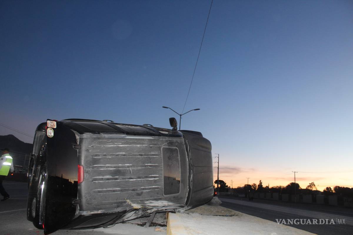 Chocan al sur de Saltillo y vuelcan