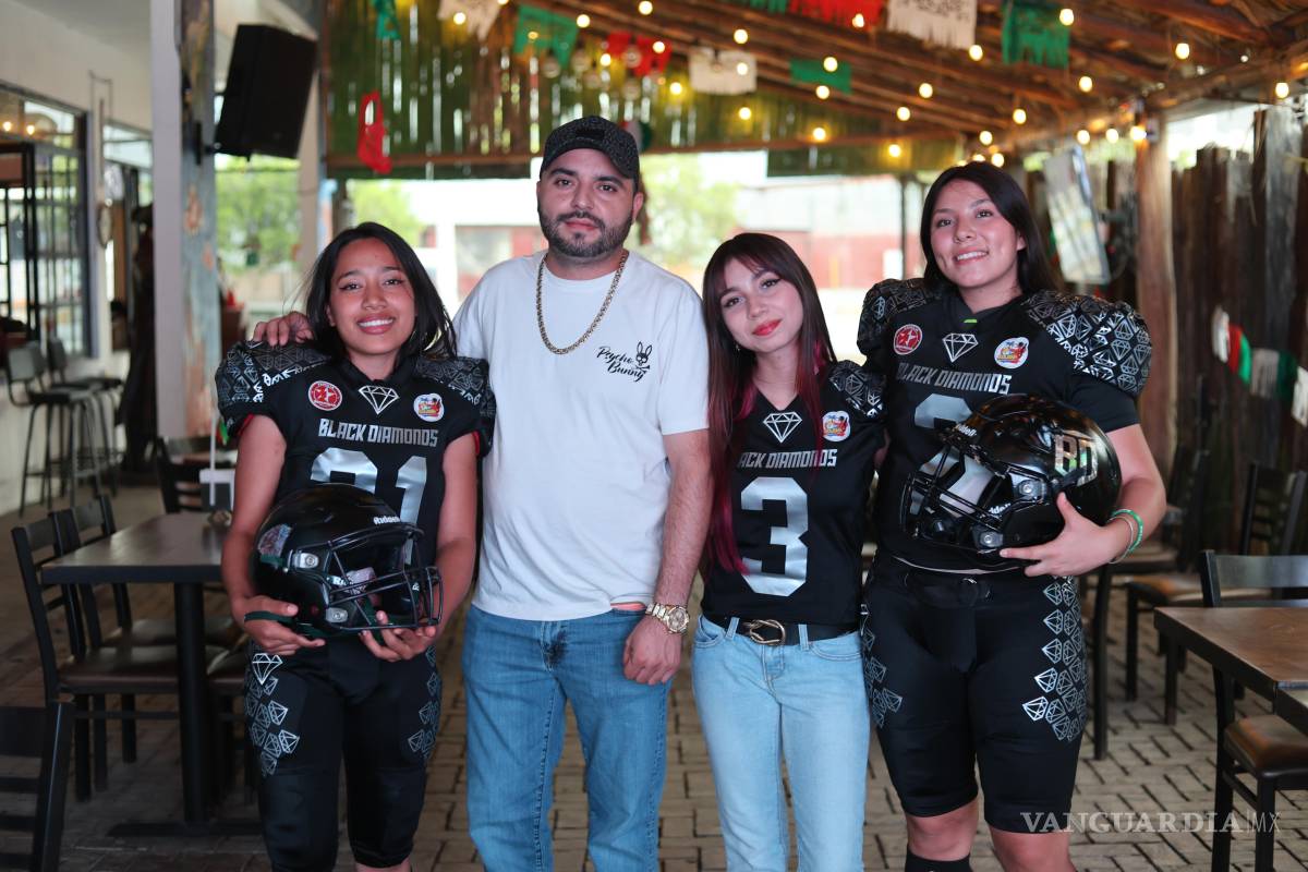 $!Las jugadoras de Black Diamonds posaron con la nueva imagen del equipo durante la rueda de prensa realizada en Saltillo.