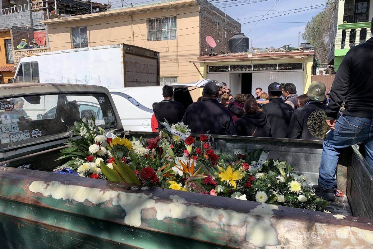 $!Camino a la iglesia del Ojo de Agua, donde se realizó una misa de cuerpo presente, el cortejo fúnebre se desvió a la casa donde vivía Érika.