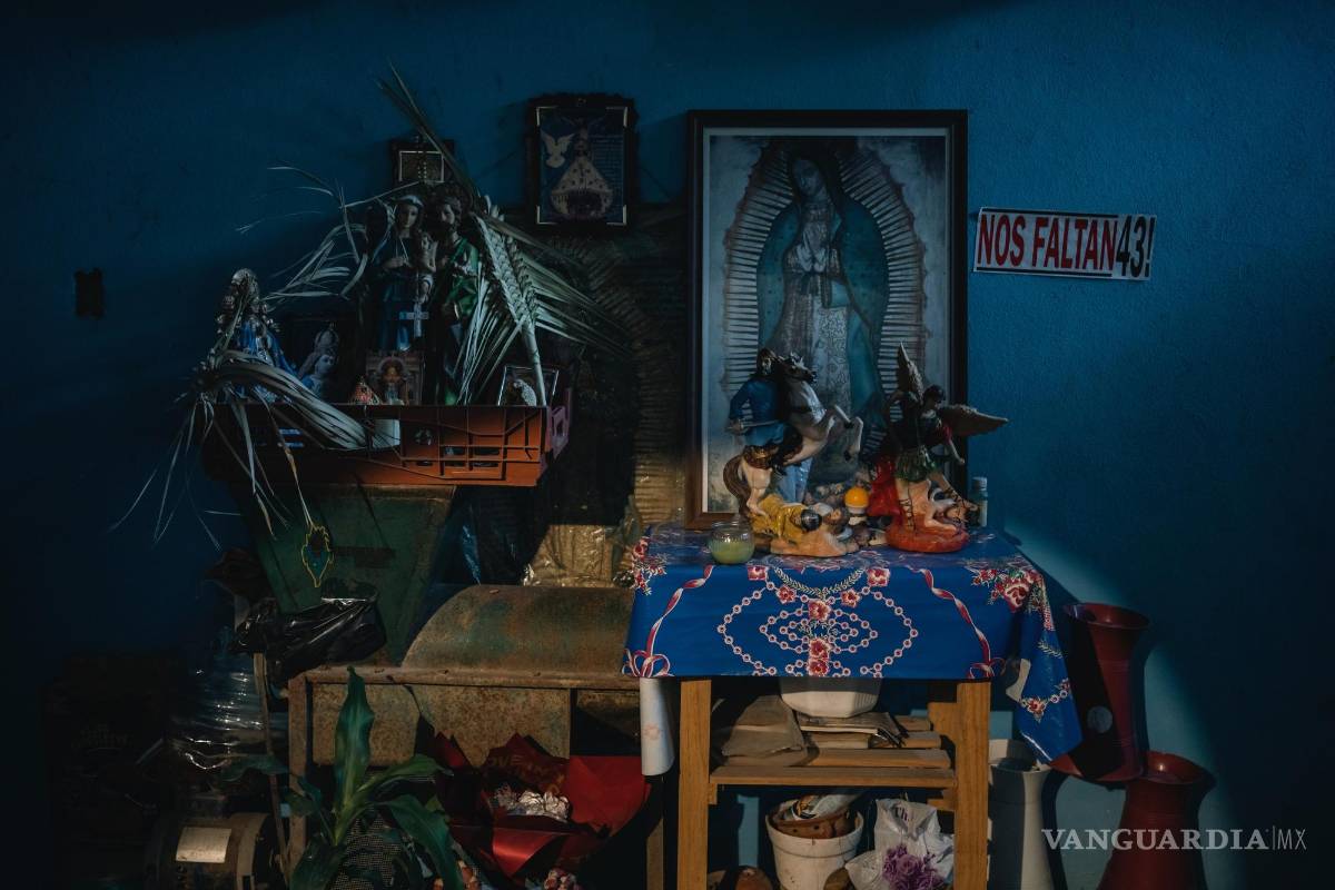 $!Un altar por la desaparición de 43 estudiantes en la casa de Cristina Bautista en Tixtla. Bautista madres de Benjamín Ascencio, uno de los 43 desaparecidos.