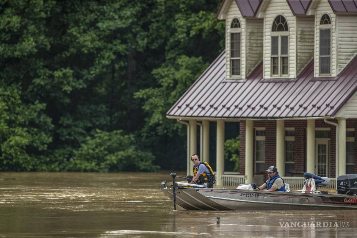$!Las casas están inundadas por Lost Creek, Kentucky.