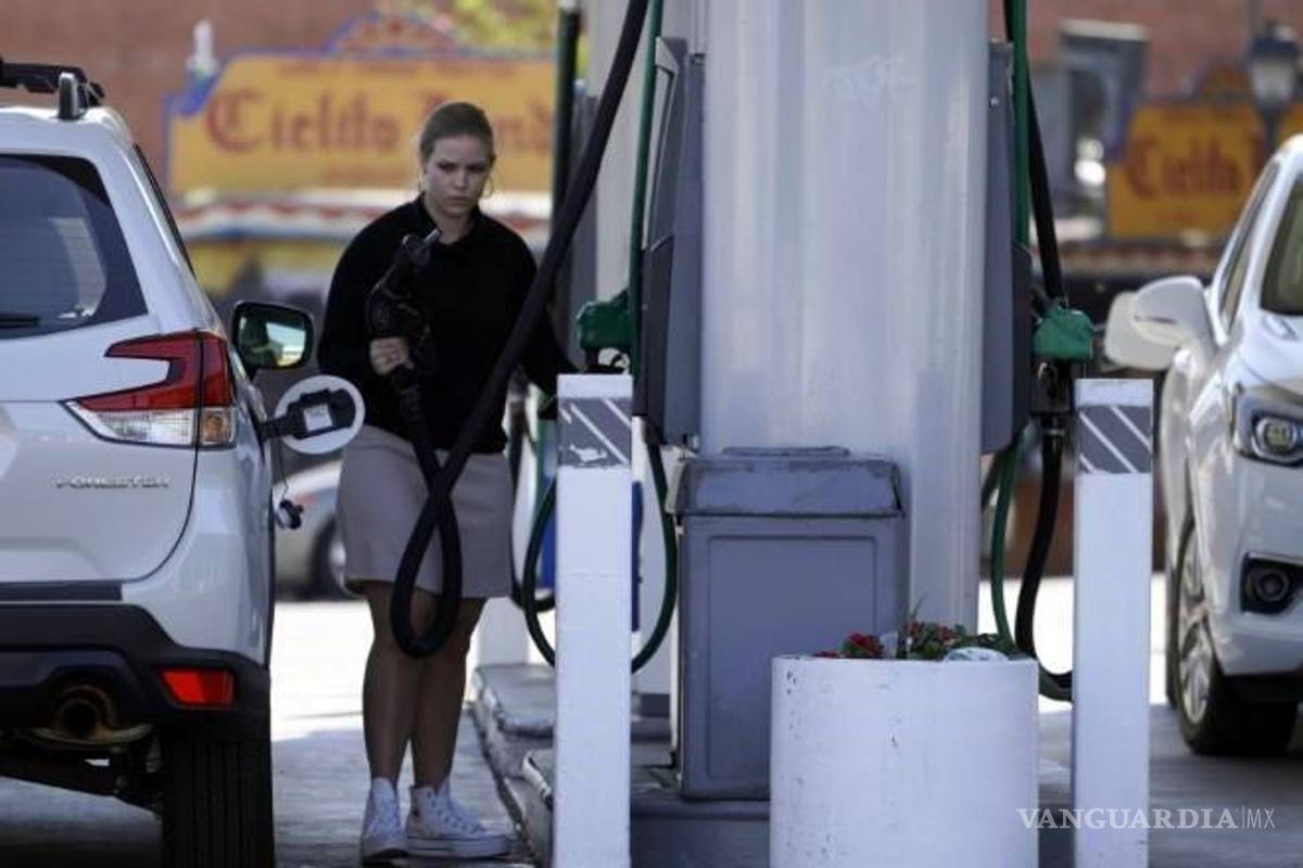 Galón de gasolina en EU alcanza precio récord de 4.43 dólares