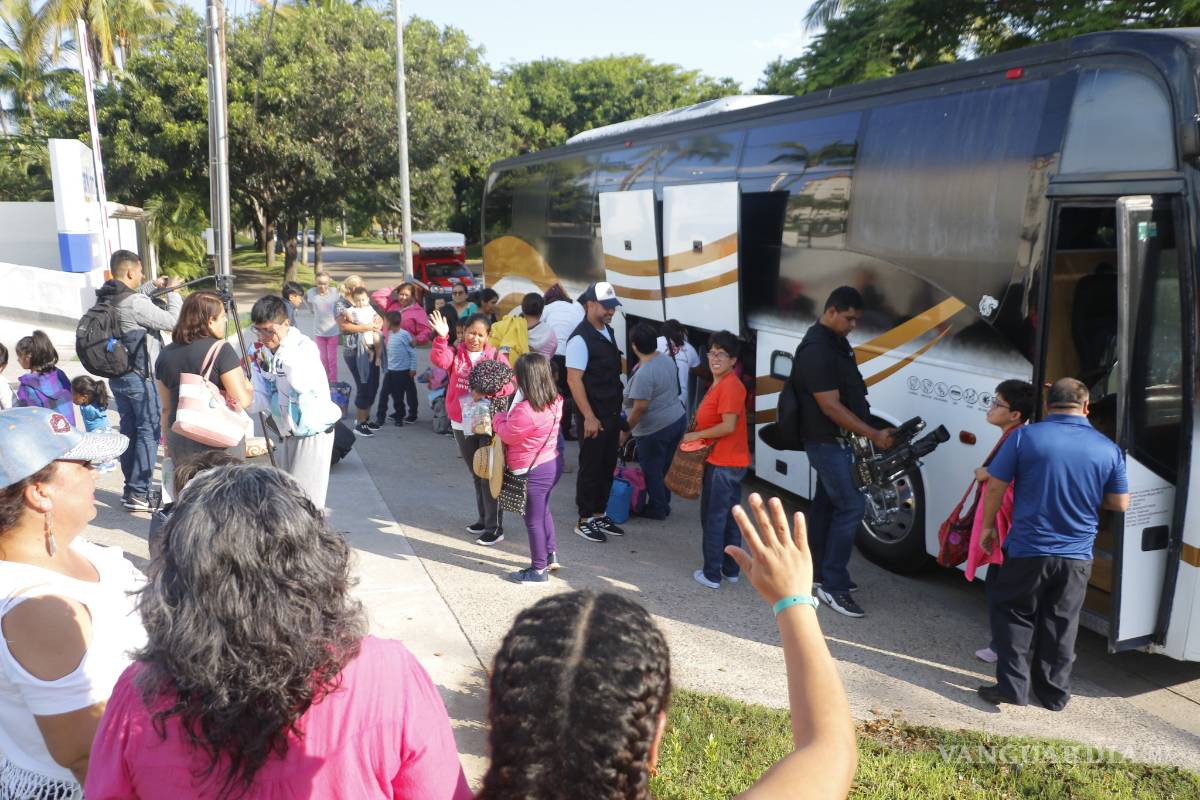 $!Viajan 41 soñadores de Saltillo a Mazatlán para conocer el mar