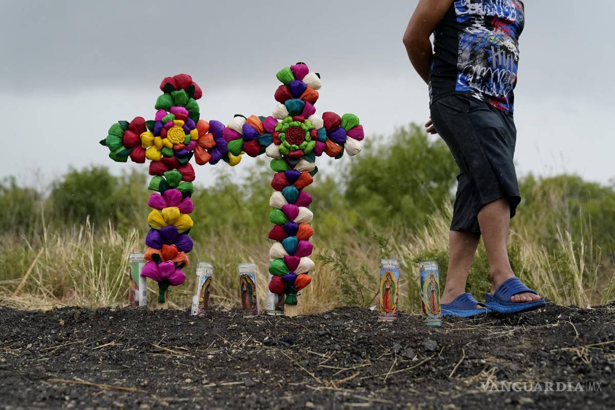 $!Memoriales a los migrantes muertos en la Carretera Estatal No 53 de San Antonio, Texas.