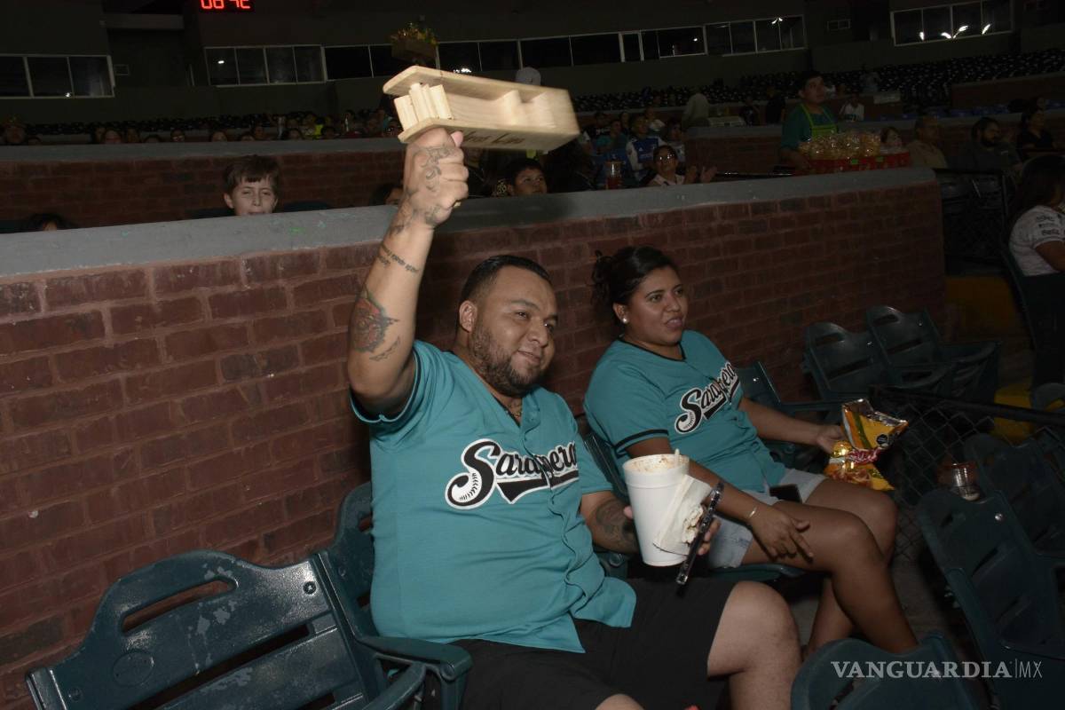 $!Aficionados de toda la ciudad se reunieron en la guarida del dragón para darle su apoyo a la distancia a su novena favorita.