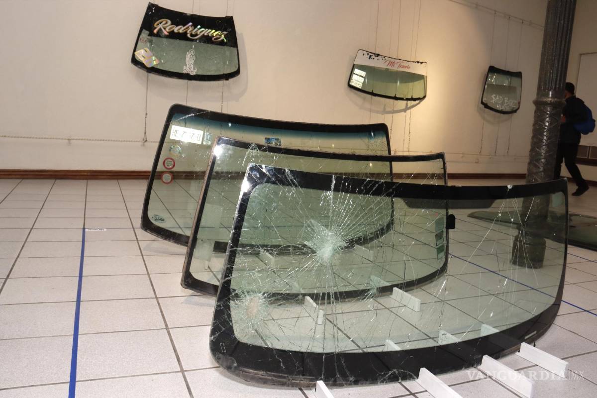 $!La segunda parte de la exposición se integra por parabrisas estrellados.