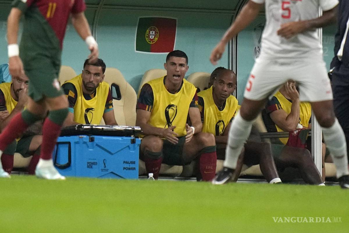 $!Cristiano Ronaldo pega gritos desde la banca.