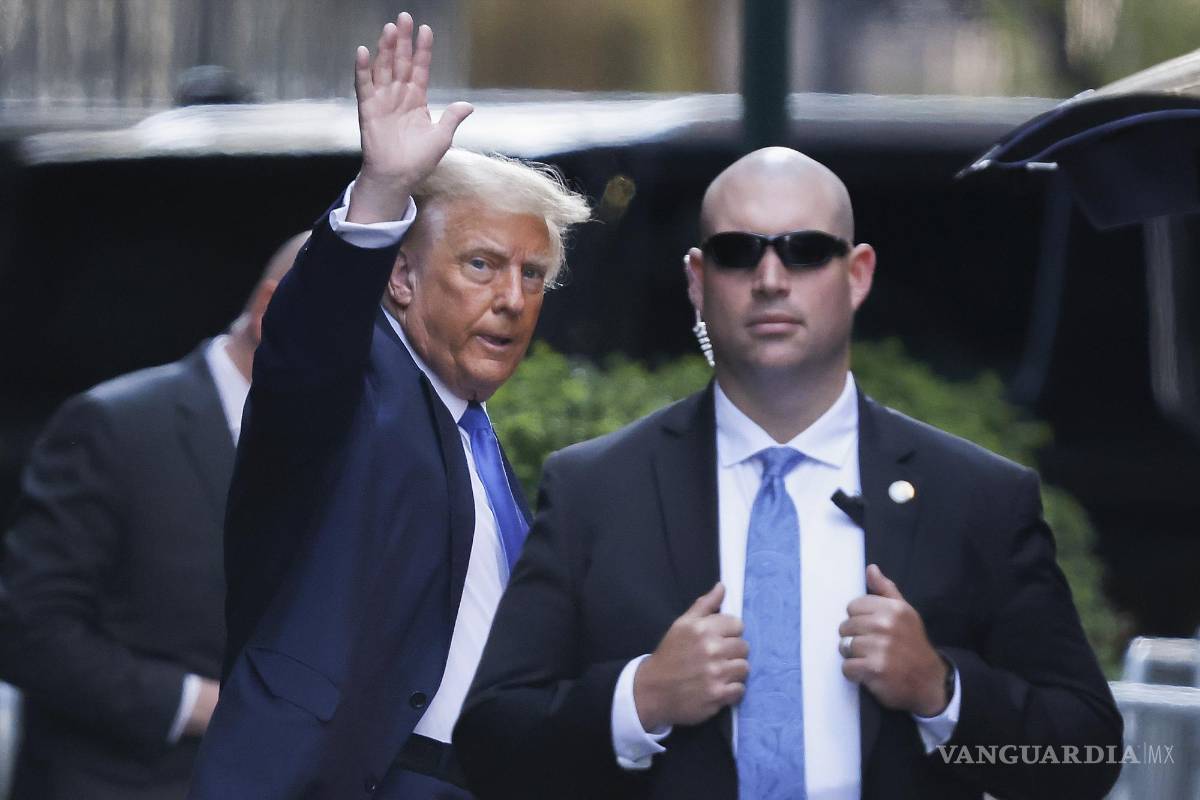 $!El expresidente Donald Trump abandona la Torre Trump de camino al tribunal penal de Manhattan en Nueva York.