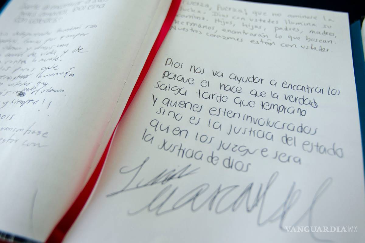 $!Familiares de desaparecidos en Nuevo León, plasman su dolor con exposición de zapatos