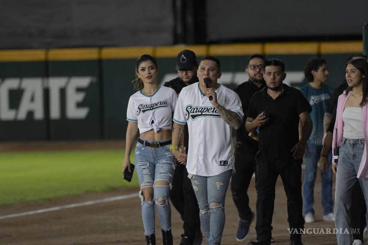 $!Kim Flores y su esposo llegaron al estadio portando las casacas blancas de Saraperos.