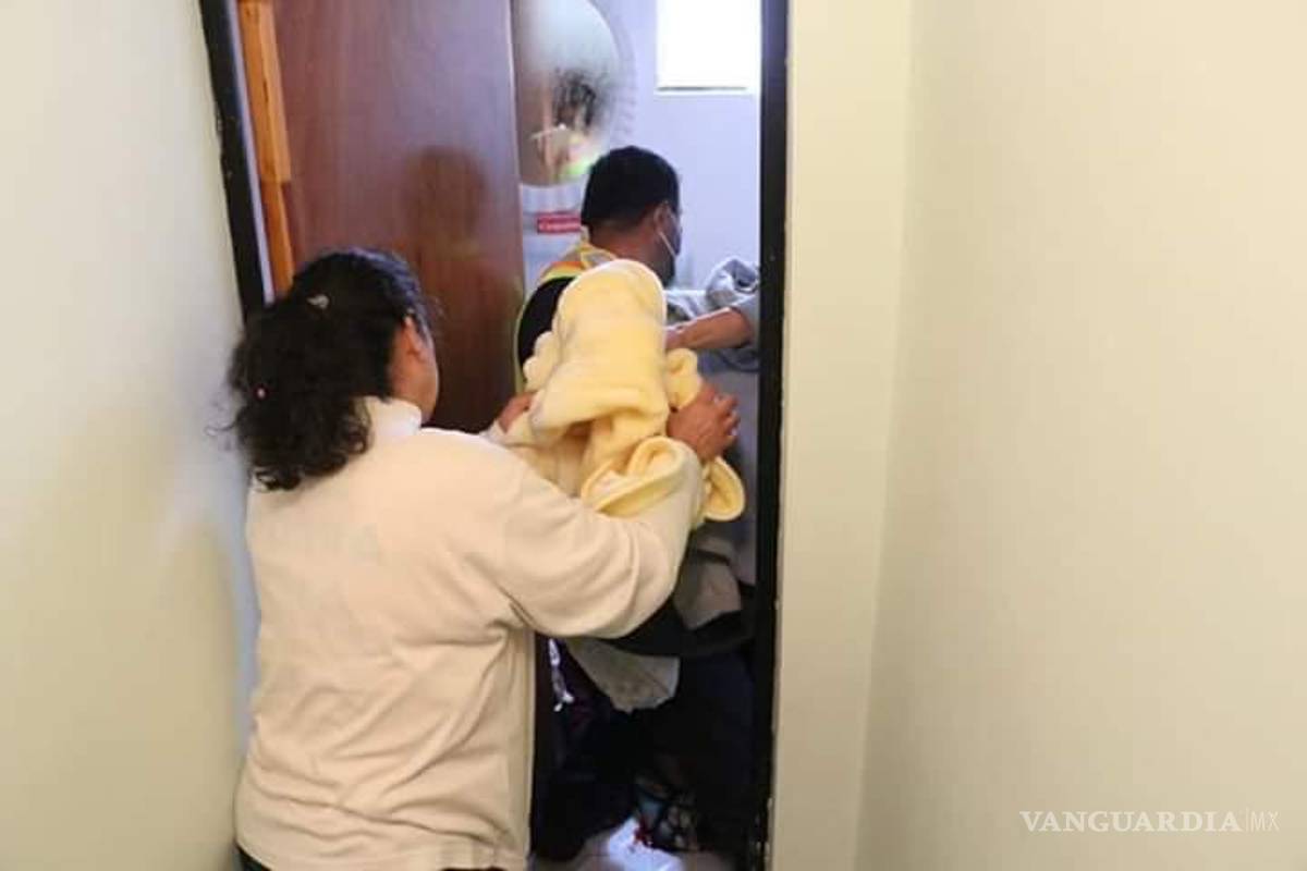 $!Bomberos 'reciben' a bebé en Saltillo