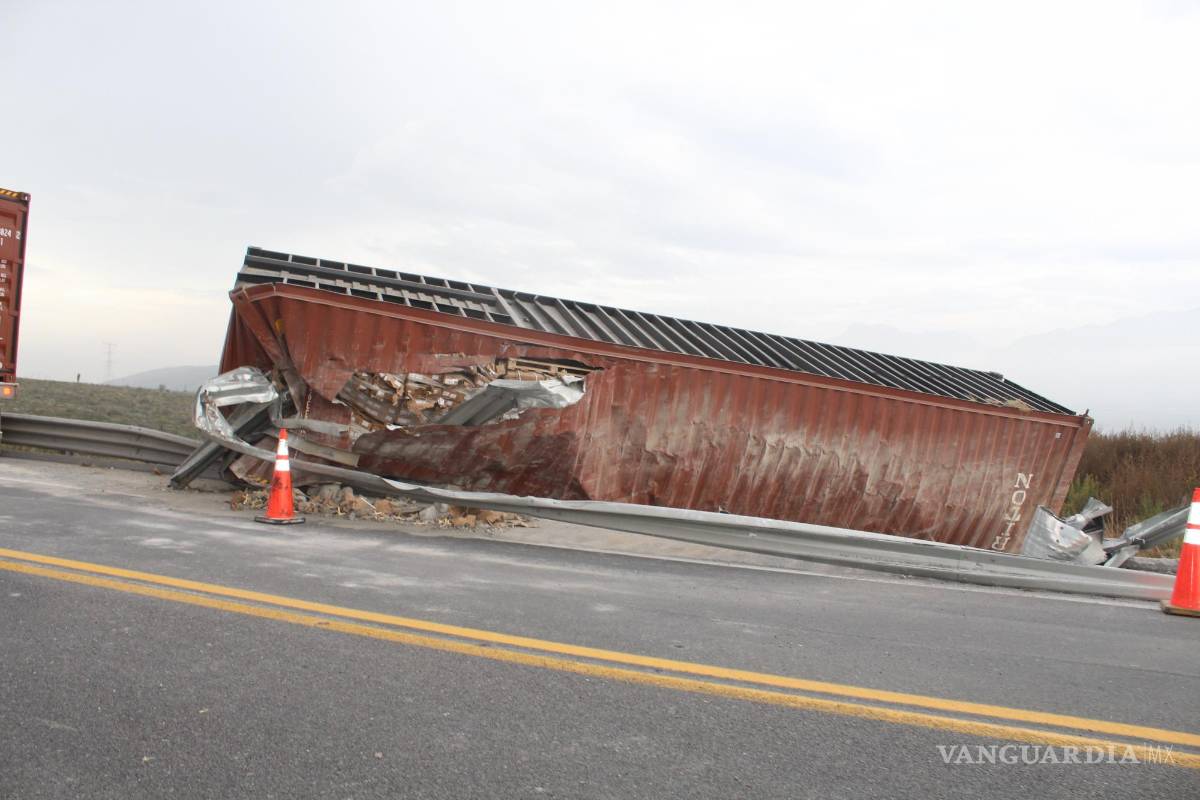 Vuelca trailero y destruye valla perimetral, en Saltillo