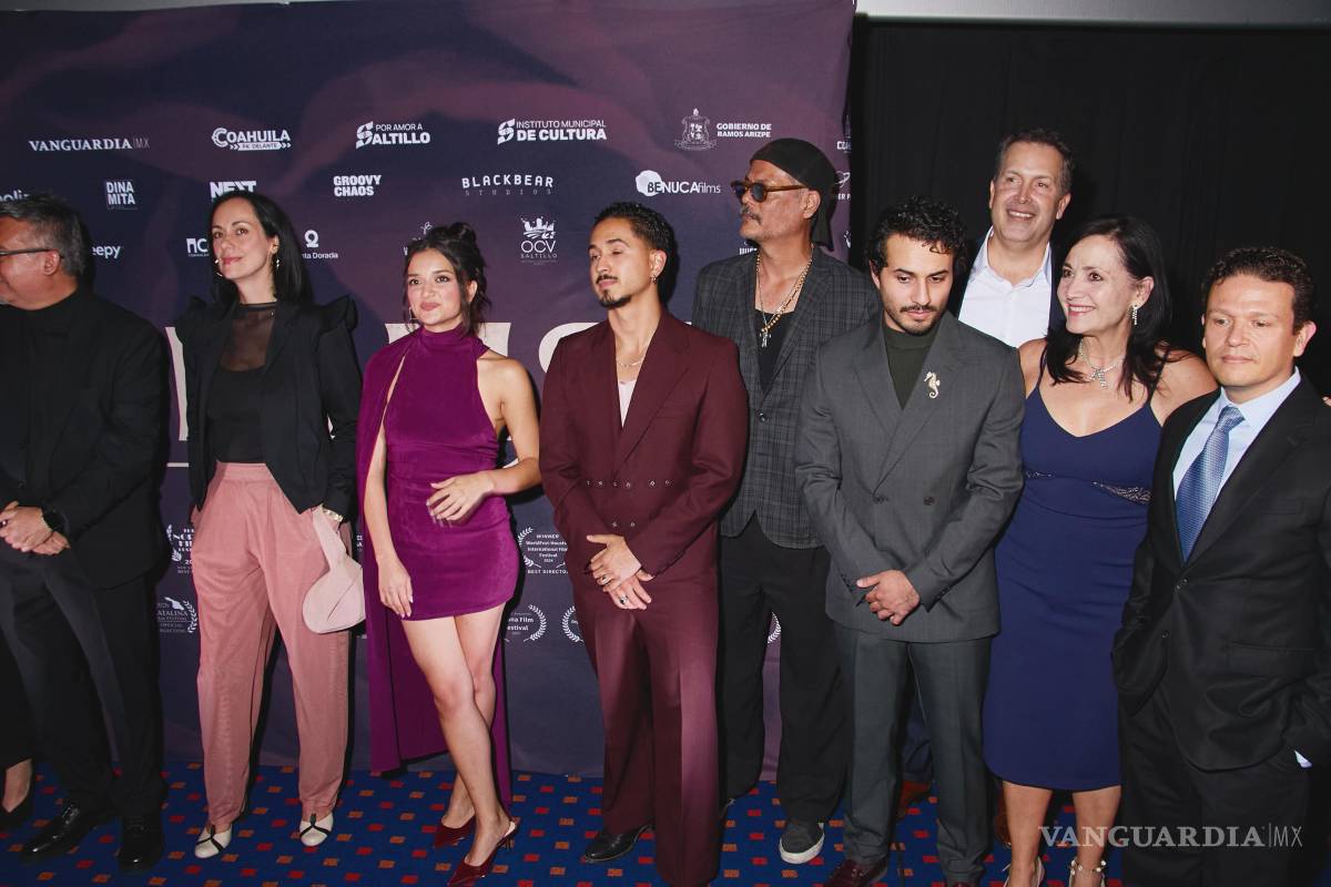$!Proyección. El elenco y equipo de ‘El Desaire’ desfilaron por la alfombra roja durante la presentación de la película en Ciudad de México.