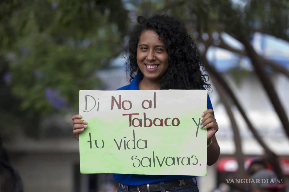 $!Una joven sostiene un cartel en una manifestación contra el consumo de tabaco en Tegucigalpa, Honduras.