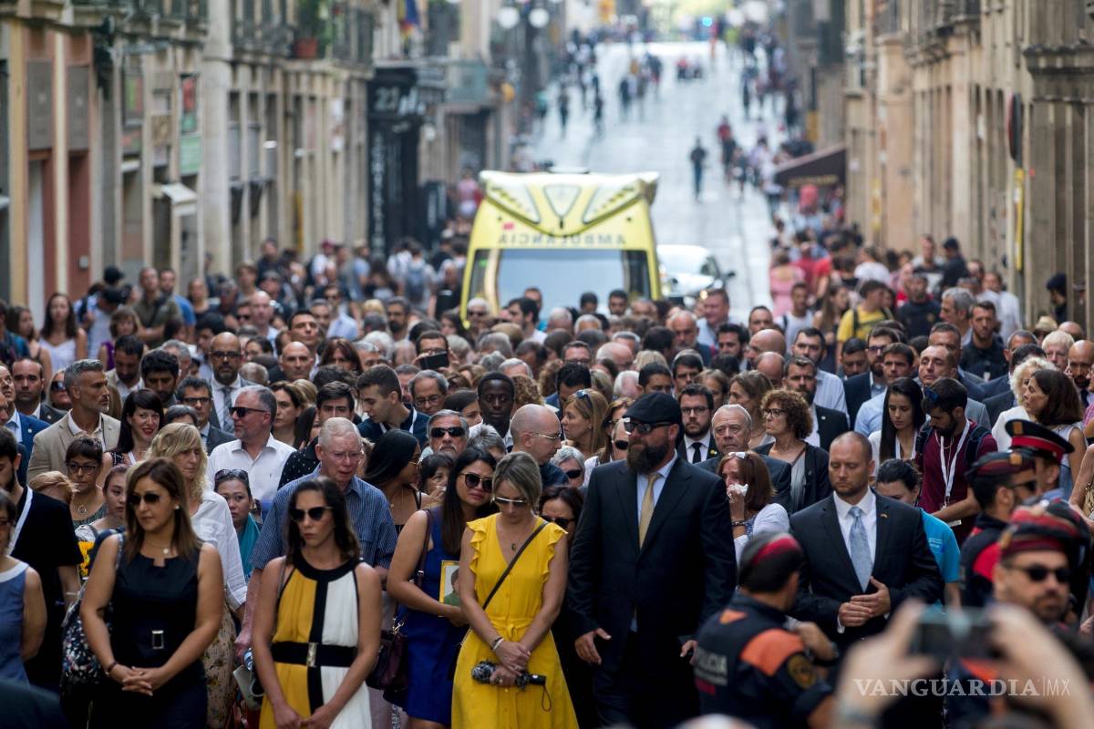 $!Música, flores y poesía, Barcelona recuerda a las víctimas de atentado en las La Rambla