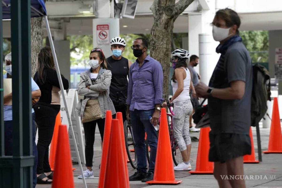 $!La gente espera en fila en un sitio de prueba de COVID-19 sin cita previa, el miércoles 18 de noviembre de 2020, en Miami.