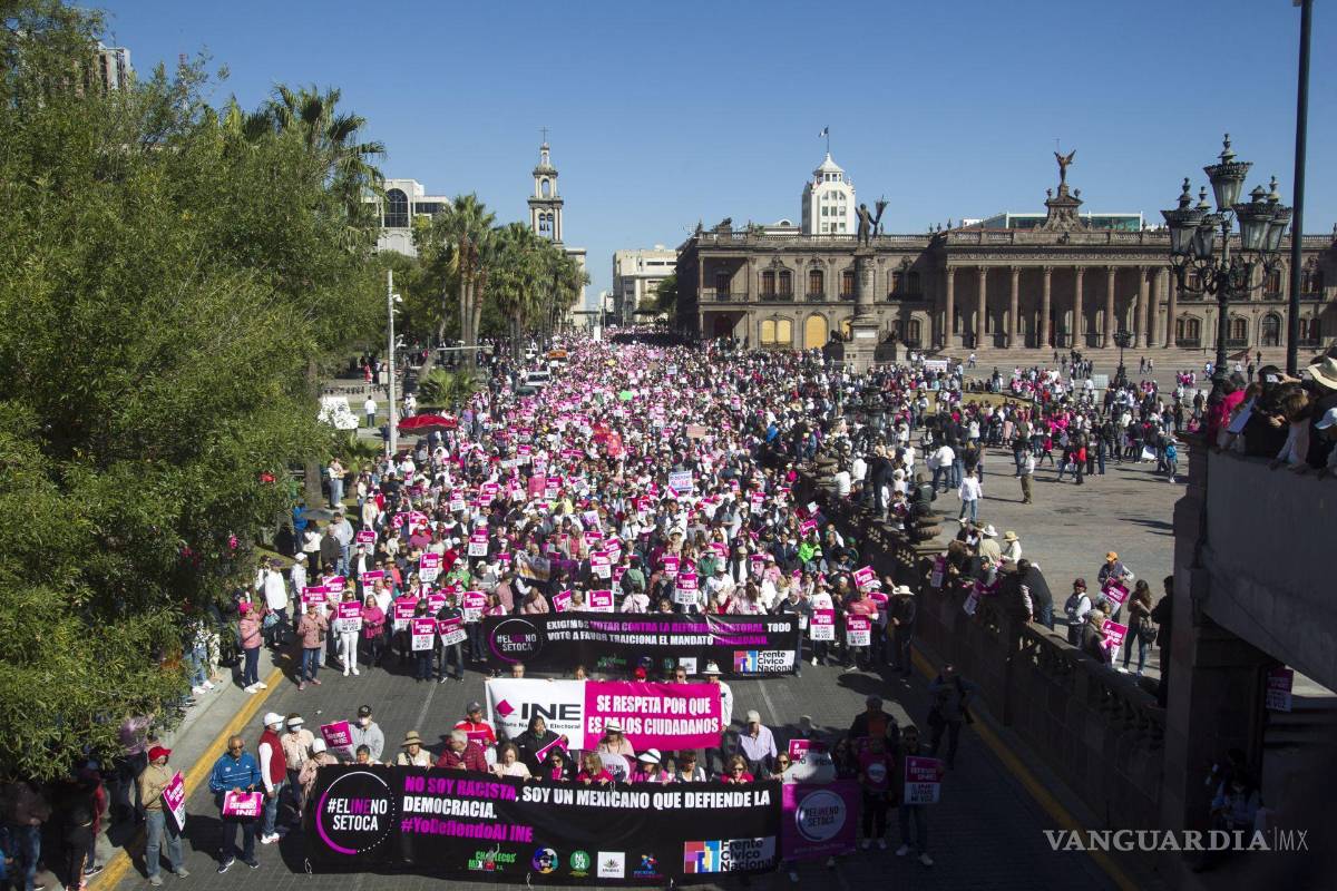 $!Miles de ciudadanos se congregan en la Macroplaza de Monterrey para marchar en favor del INE y protestar en contra de la reforma electoral, culminando en la Explanada de los Héroes.