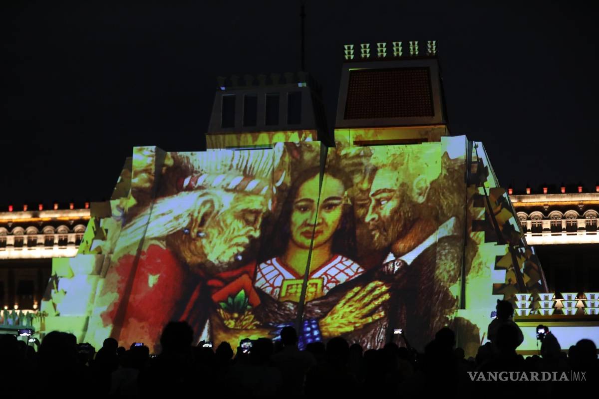 $!Vista general del encendido de luces que iluminan hoy el Zócalo del Centro Histórico de la Ciudad de México (México).