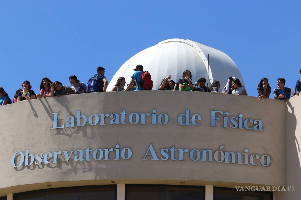 ¡Hacen su agosto! Estudiantes venden y rentan protectores para ver el eclipse en la UAdeC