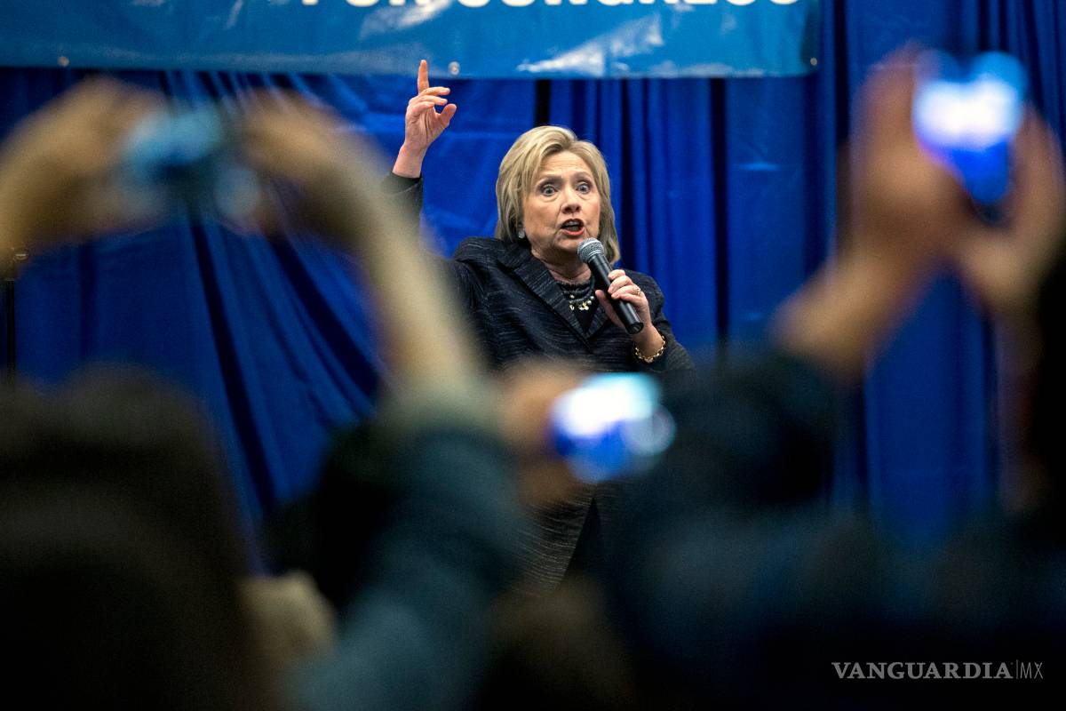 Clinton amplía su ventaja sobre Sanders, según nueva encuesta