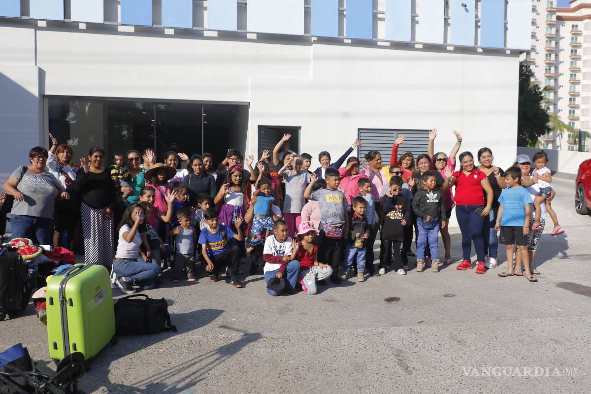 $!Viajan 41 soñadores de Saltillo a Mazatlán para conocer el mar