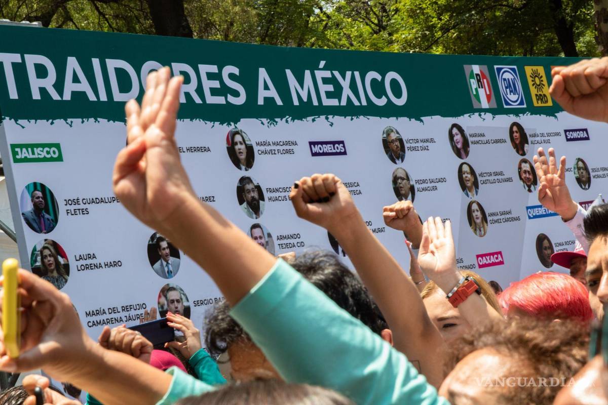 $!Morena instala ‘paredón’ para que los mexicanos, con su pluma o lápiz, fusilen a legisladores “traidores”