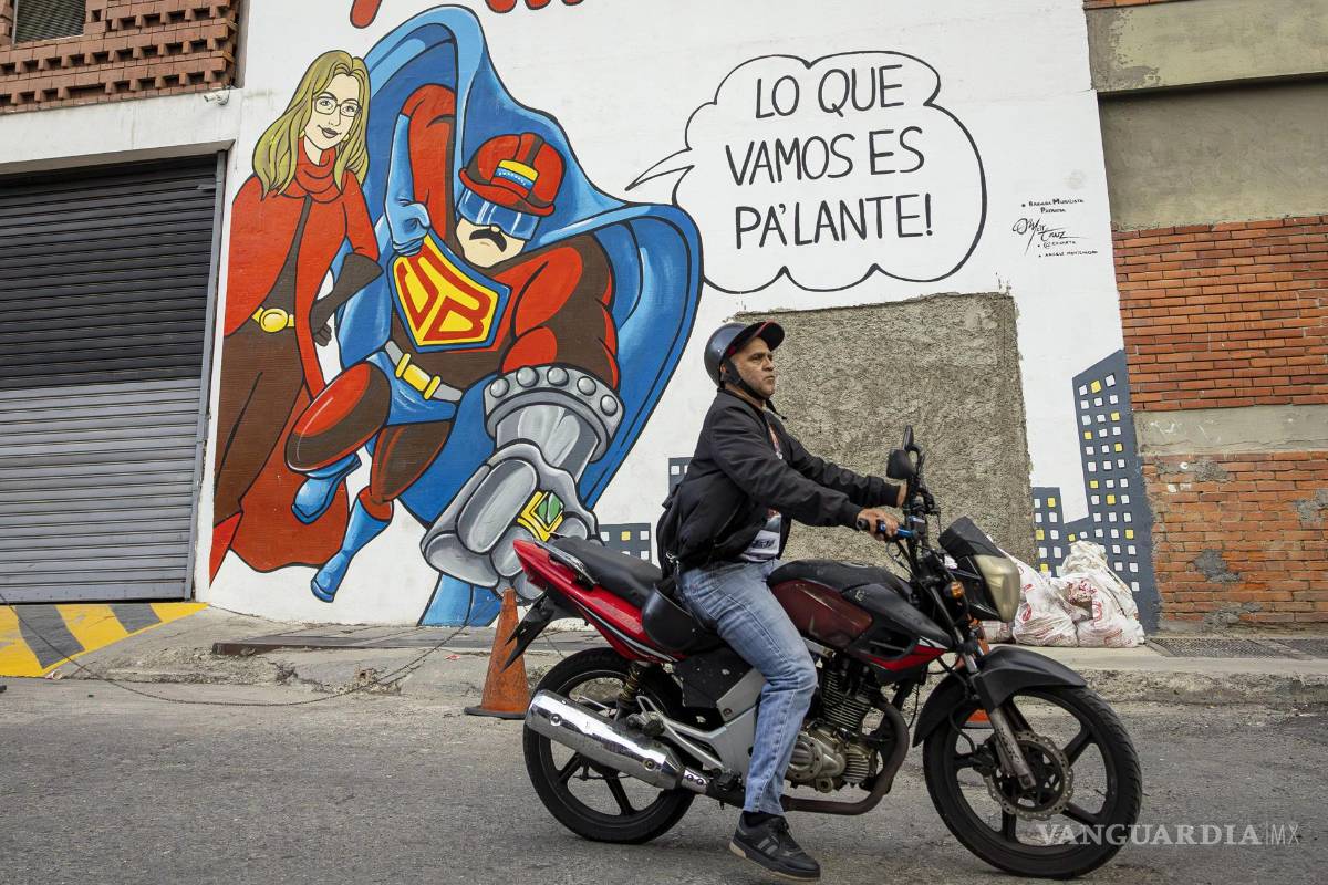 $!Una persona pasa frente a una pared con un dibujo alusivo al presidente de Venezuela, Nicolás Maduro, este lunes, en Caracas.