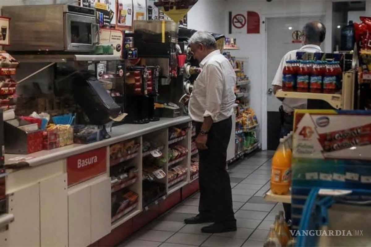 AMLO visita un Oxxo en Nayarit para sorpresa de los empleados