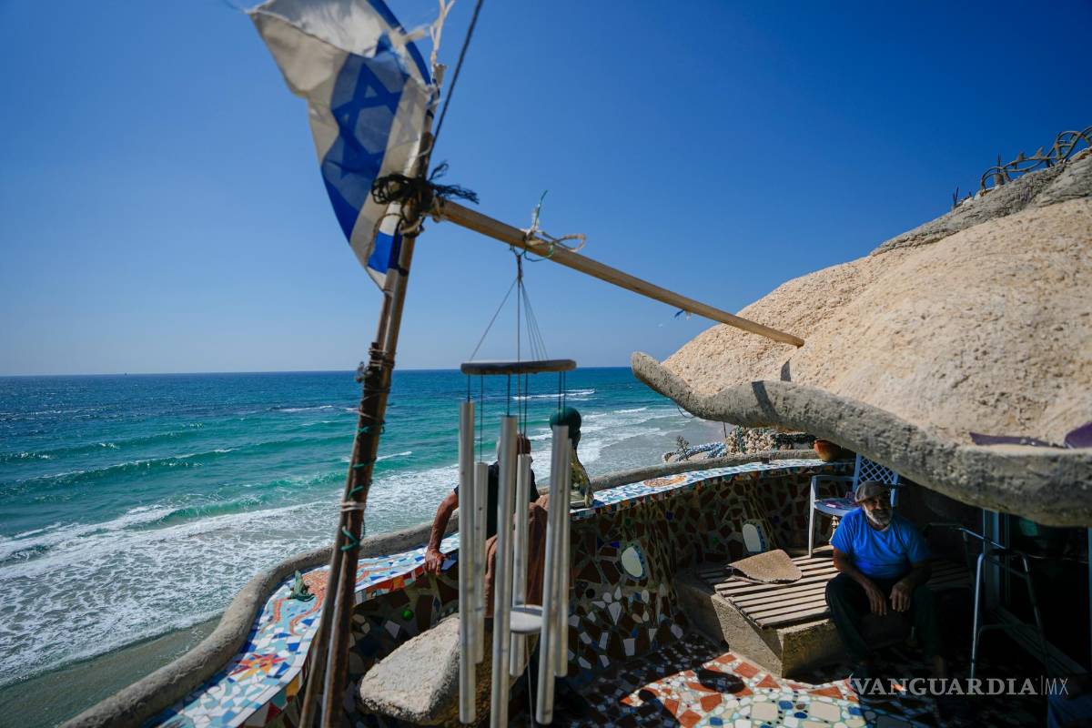 $!Nissim Kahlon sentado en un balcón de su hogar tallado en unos acantilados de arenisca frente al mar Mediterráneo en Herzliya, Israel.