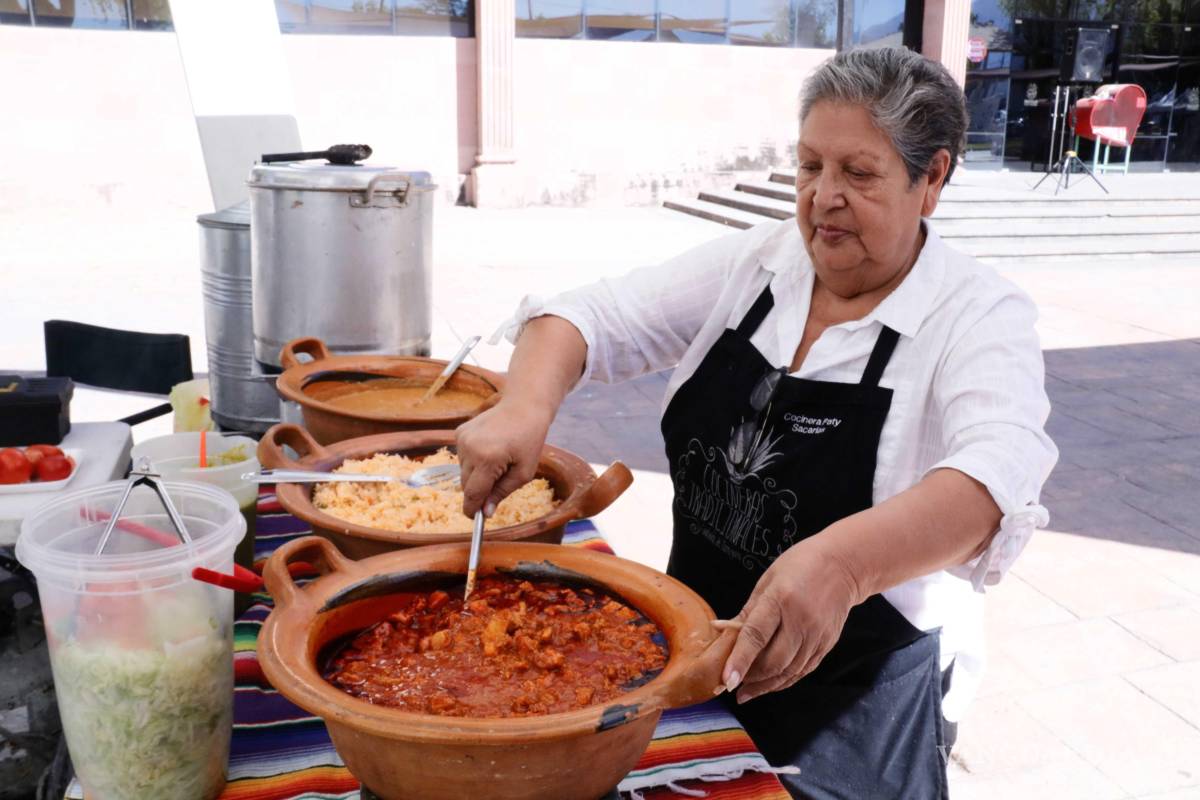 $!En la explanada de la Presidencia Municipal, familias y visitantes llenaron las mesas para probar tamales de pollo, puerco, frijoles, queso y especialidades en hoja de acelga, además de los de chicharrón de “La Ramos”, que se agotaron temprano.