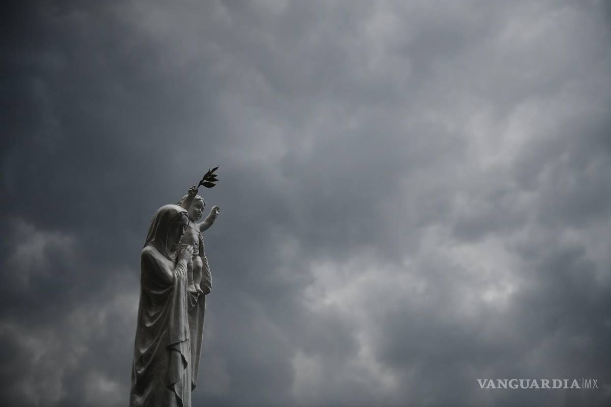 $!Imagen de María con el Niño durante una procesión frente a la catedral de Notre Dame de París para celebrar la Asunción de la Virgen, 14 de Agosto de 2020.