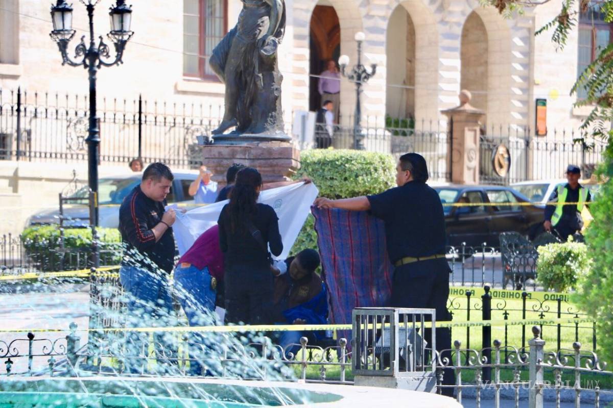 $!Hombre muere en banca de la Plaza de Armas de Saltillo