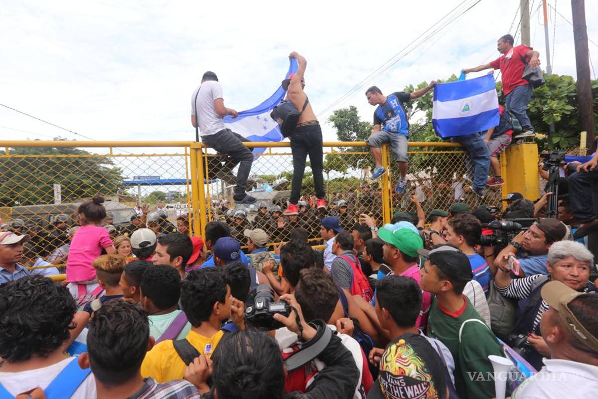 'Somos hondureños, no somos traficantes' Migrantes rompen cerco fronterizo en Guatemala e ingresan a México