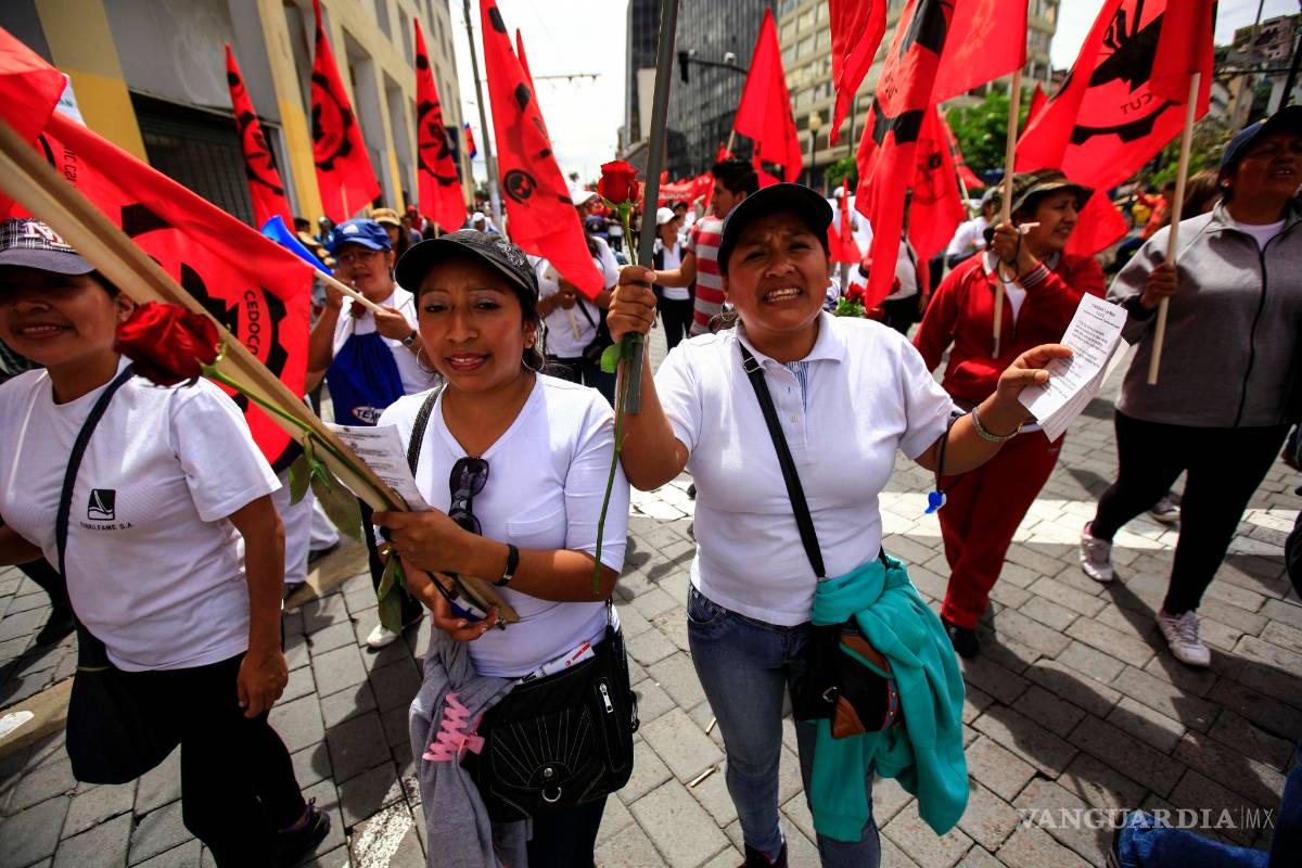 Honran a víctimas del sismo en marcha por Día del Trabajo en Ecuador